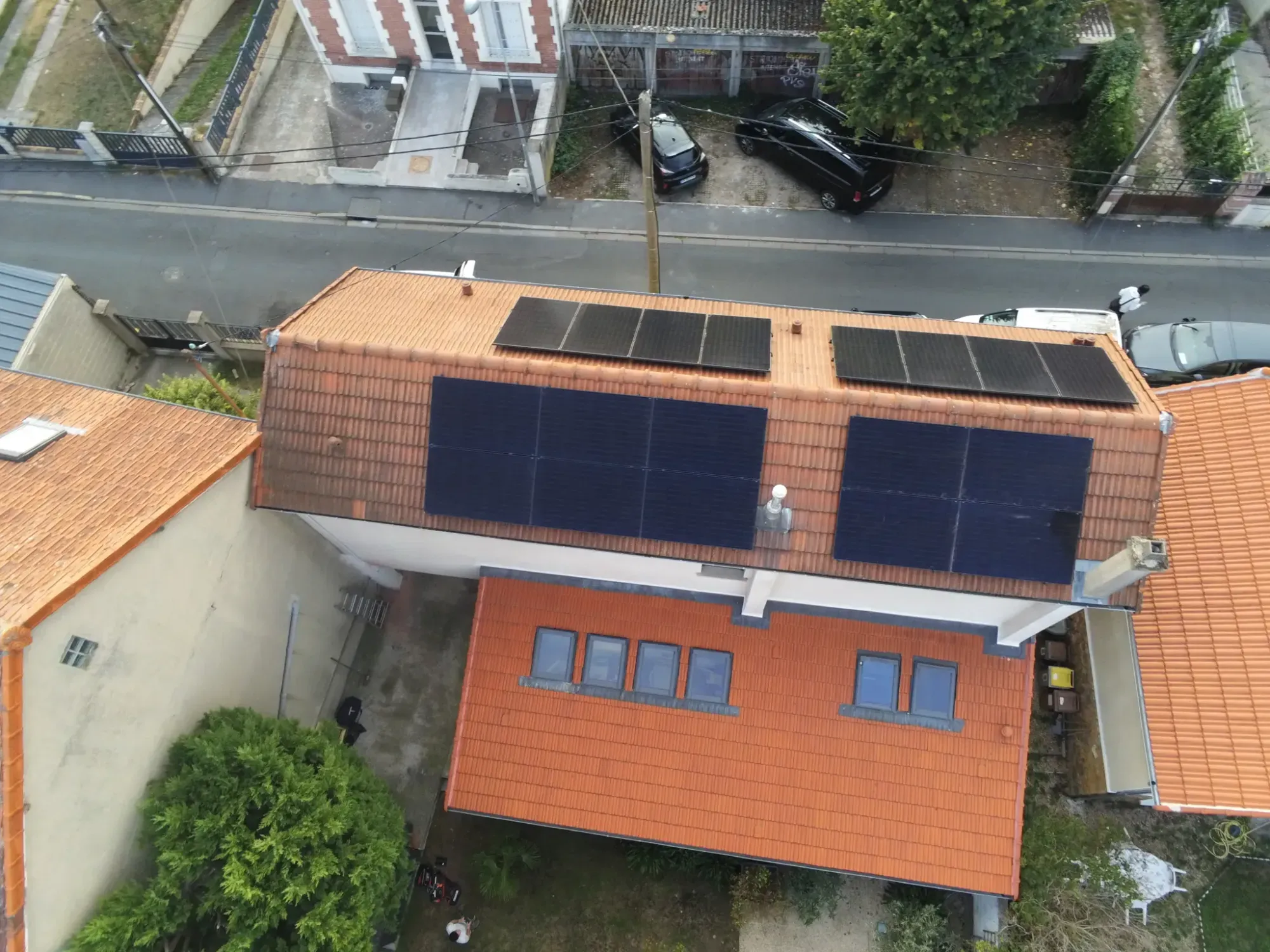 Vue aérienne de la maison et de ses modules répartis en quatre groupes autour des émergences de la toiture, à Houilles (78)