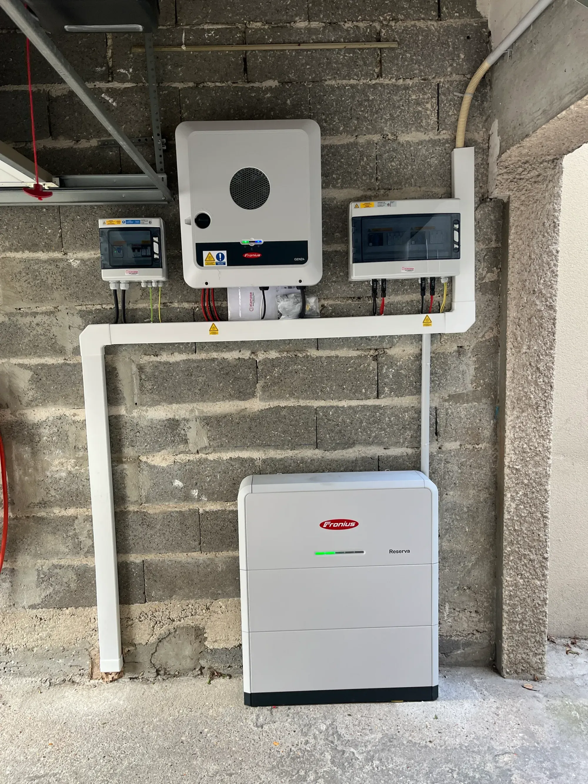 Onduleur hybride Fronius Primo GEN24, coffrets de protection et batterie Fronius Reserva ajoutée dans un second temps, à Houilles (78)