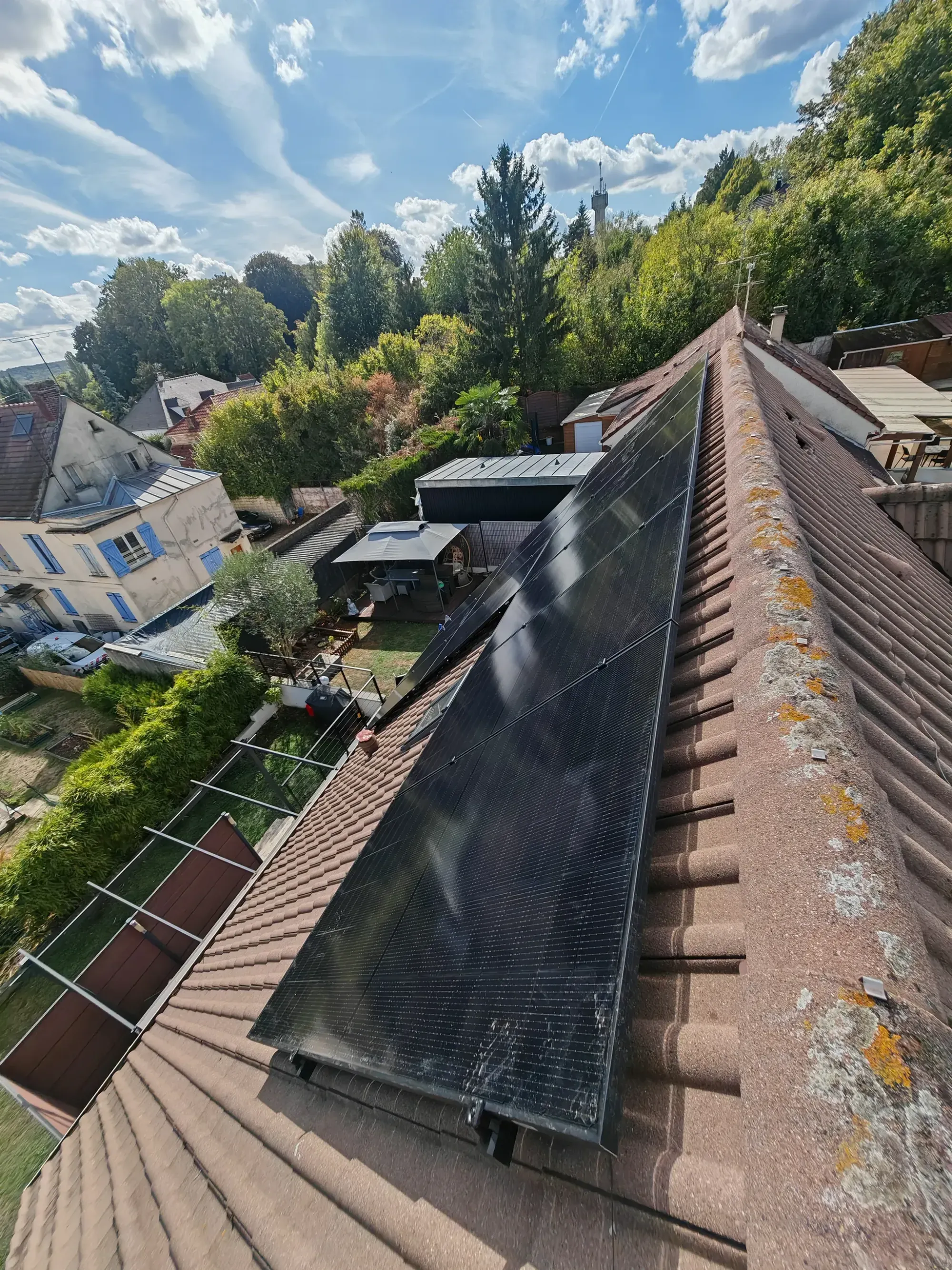Les modules vus depuis le faîtage, sur le pan en tuiles béton Redland, à Annet-sur-Marne (77)