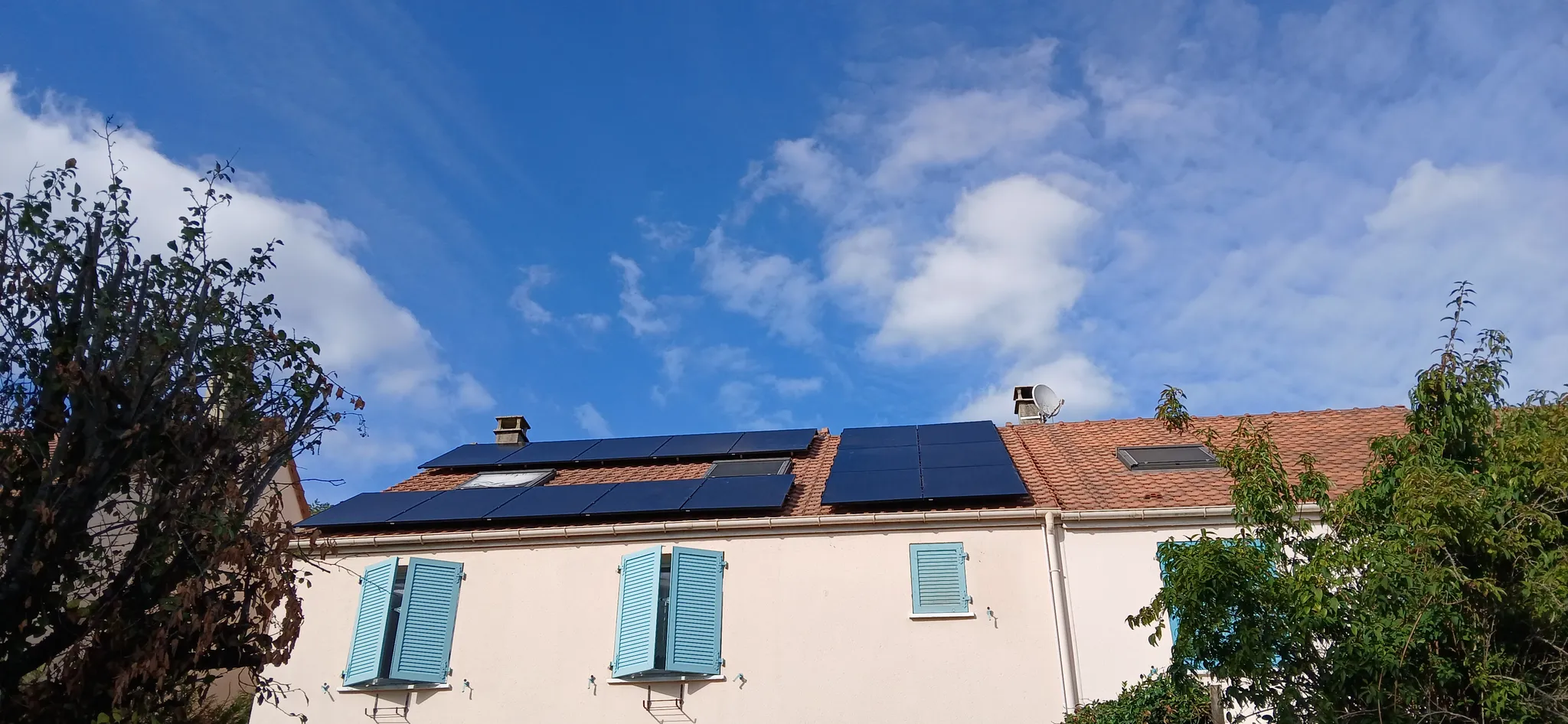 La maison et ses seize modules photovoltaïques répartis autour des fenêtres de toit, à Cormeilles-en-Parisis (95)