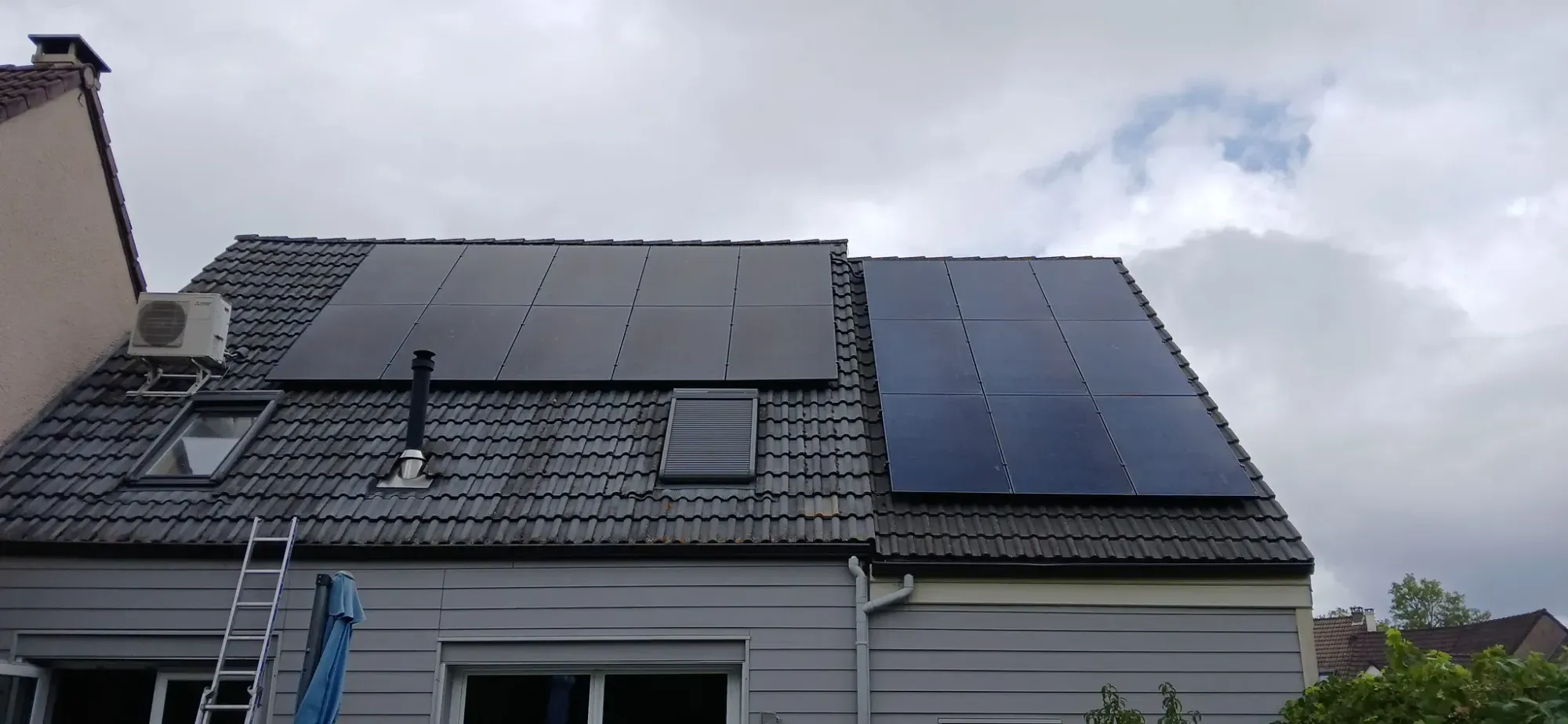 Les deux champs de modules Voltec Solar sur la toiture en tuiles béton, à Guyancourt (78)