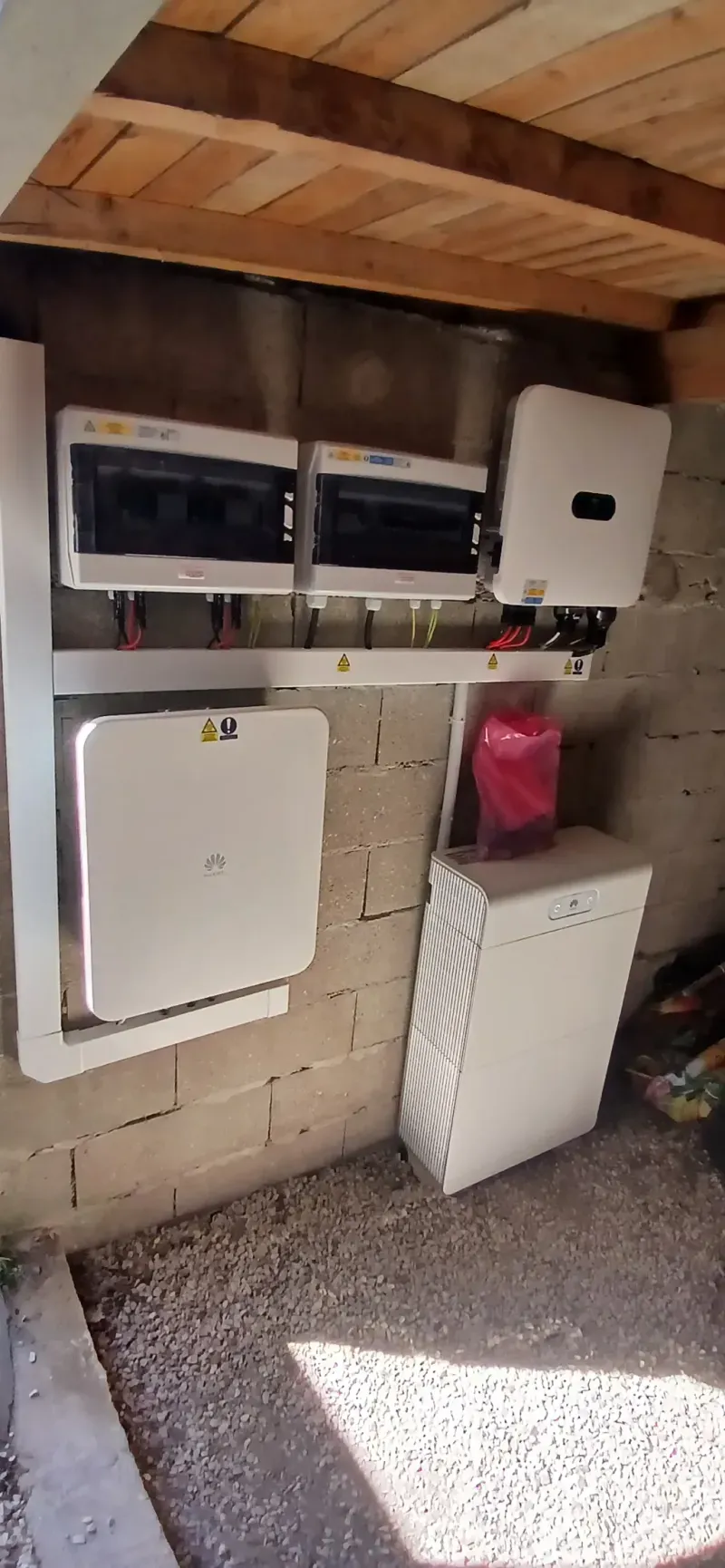 Local technique : boîtier Huawei Backup SmartGuard, coffrets de protection, onduleur triphasé Huawei SUN2000 et batterie LUNA2000 de 13,8 kWh, à Châteaufort (78)