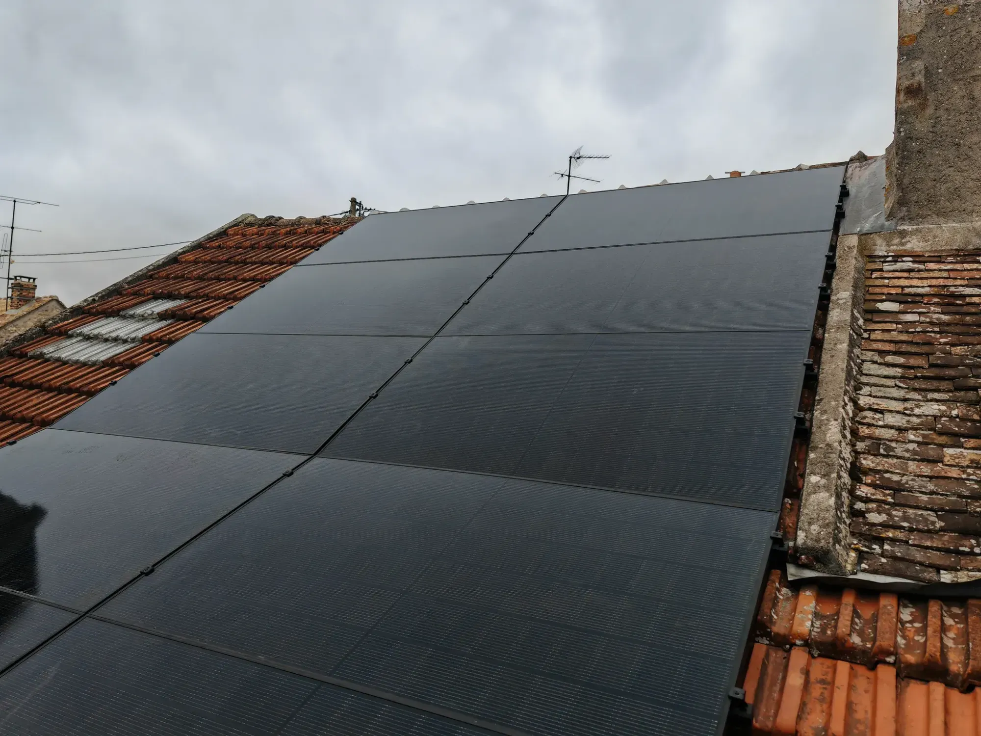 Les modules DMEGC posés sur le pan en tuiles mécaniques anciennes, jusqu'au faîtage, à Perthes (77)