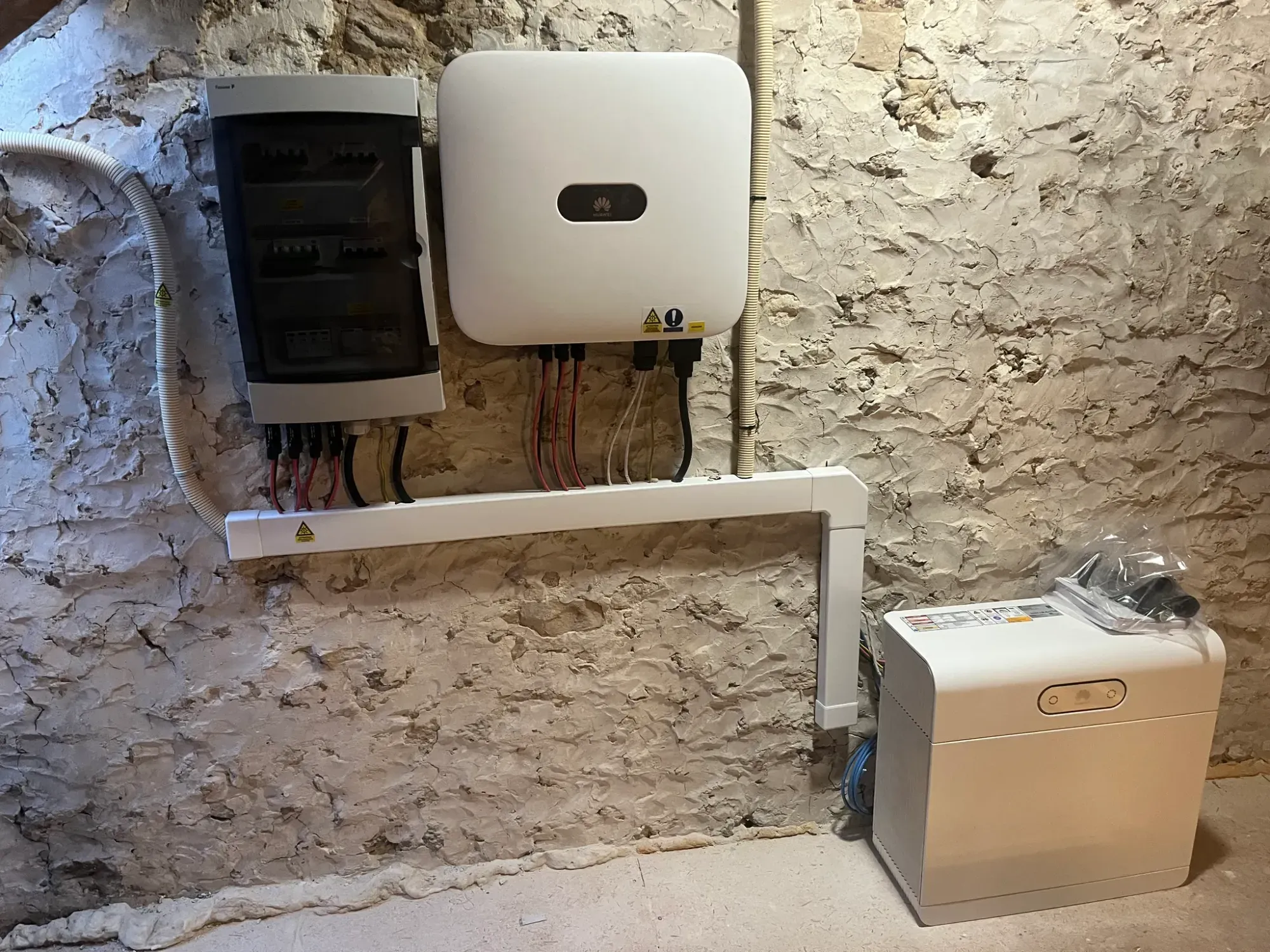 Combles : coffret de protection, onduleur triphasé Huawei SUN2000 et batterie Huawei LUNA2000 de 6,9 kWh, à Perthes (77)