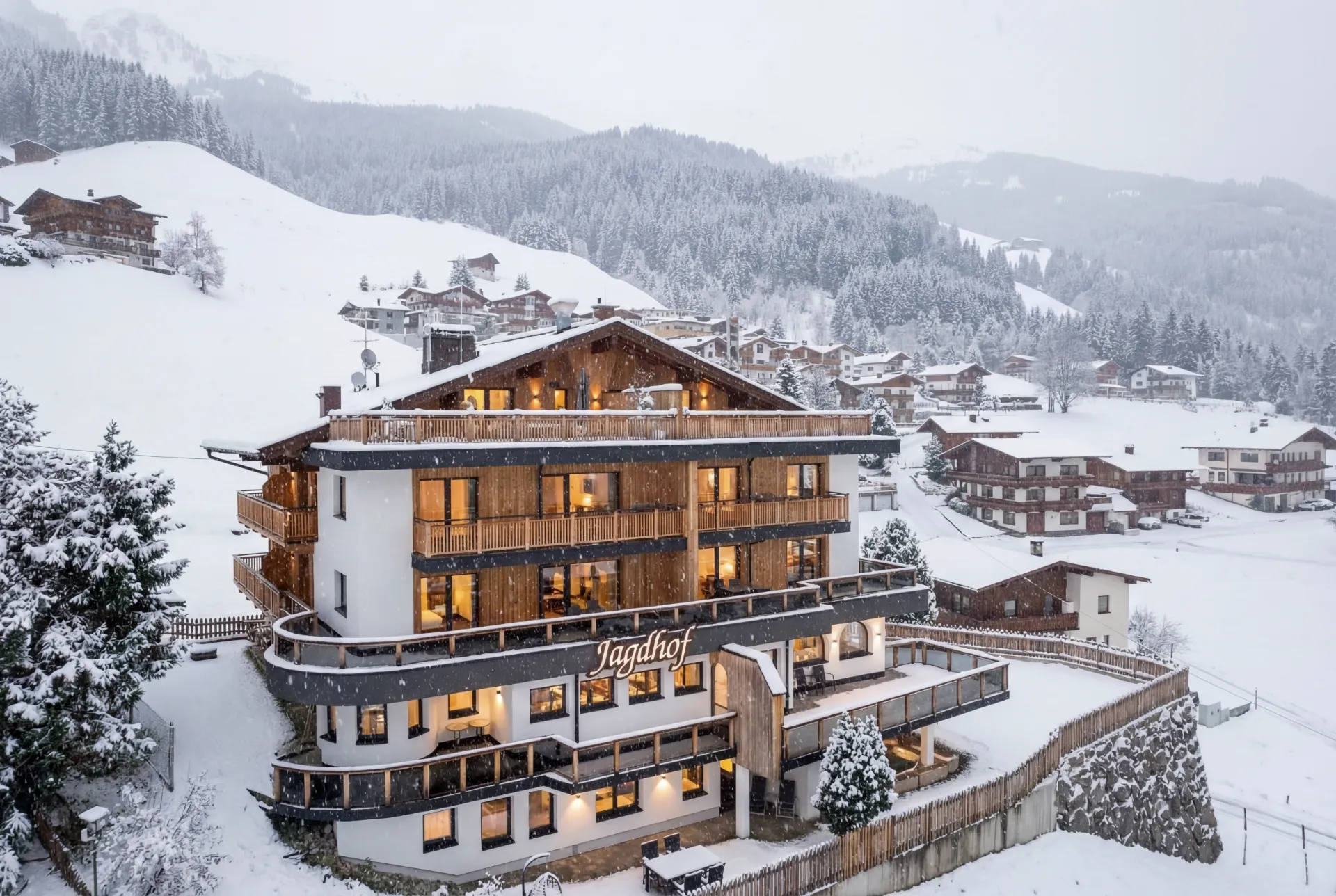 Jagdhof Pure Mountain Appartements in Tux in der winterlichen Daemmerung