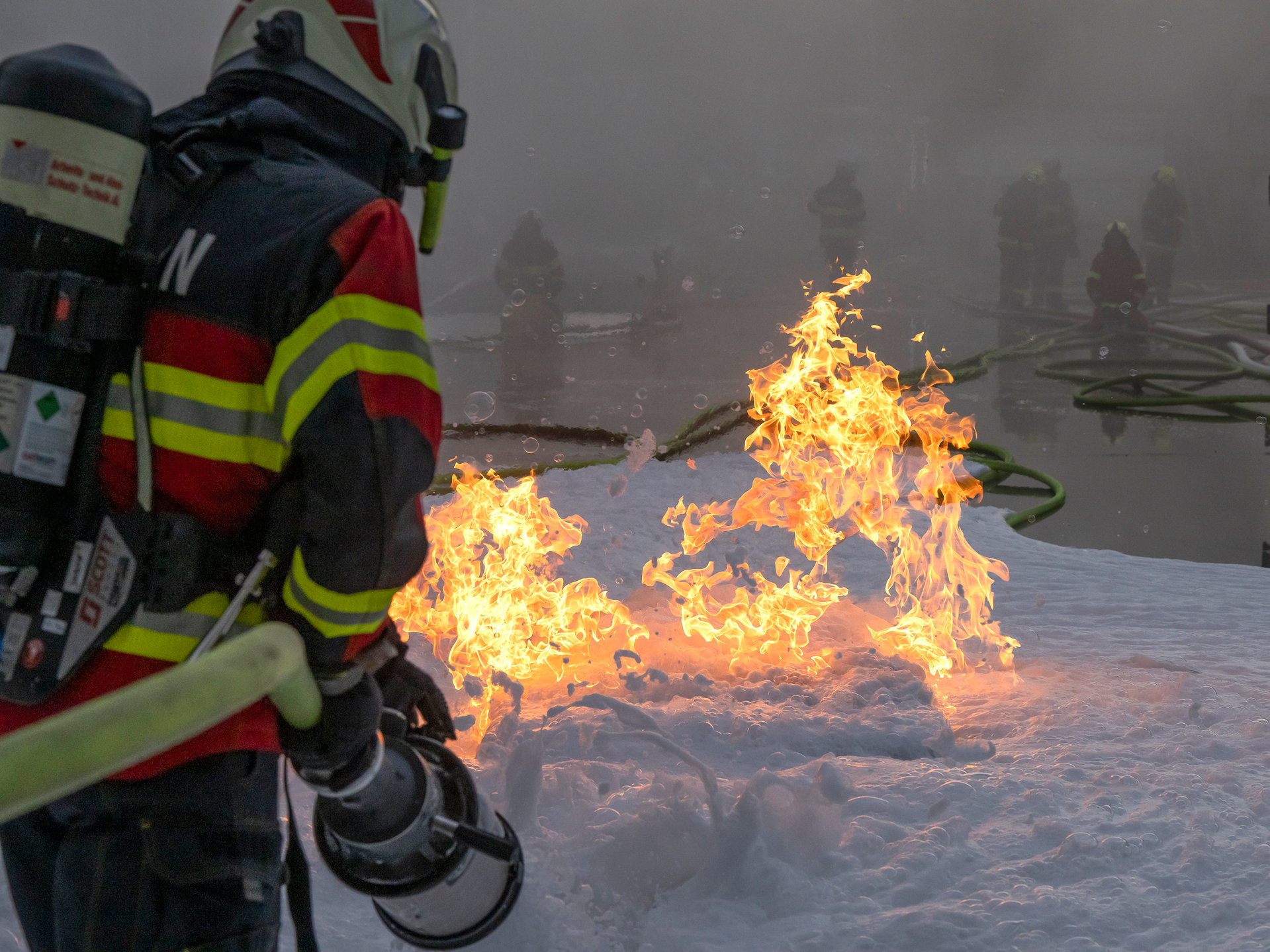 Atemschutzgeräteträger der Feuerwehr Sachseln bei einer Übung zur Brandbekämpfung mit Schaum