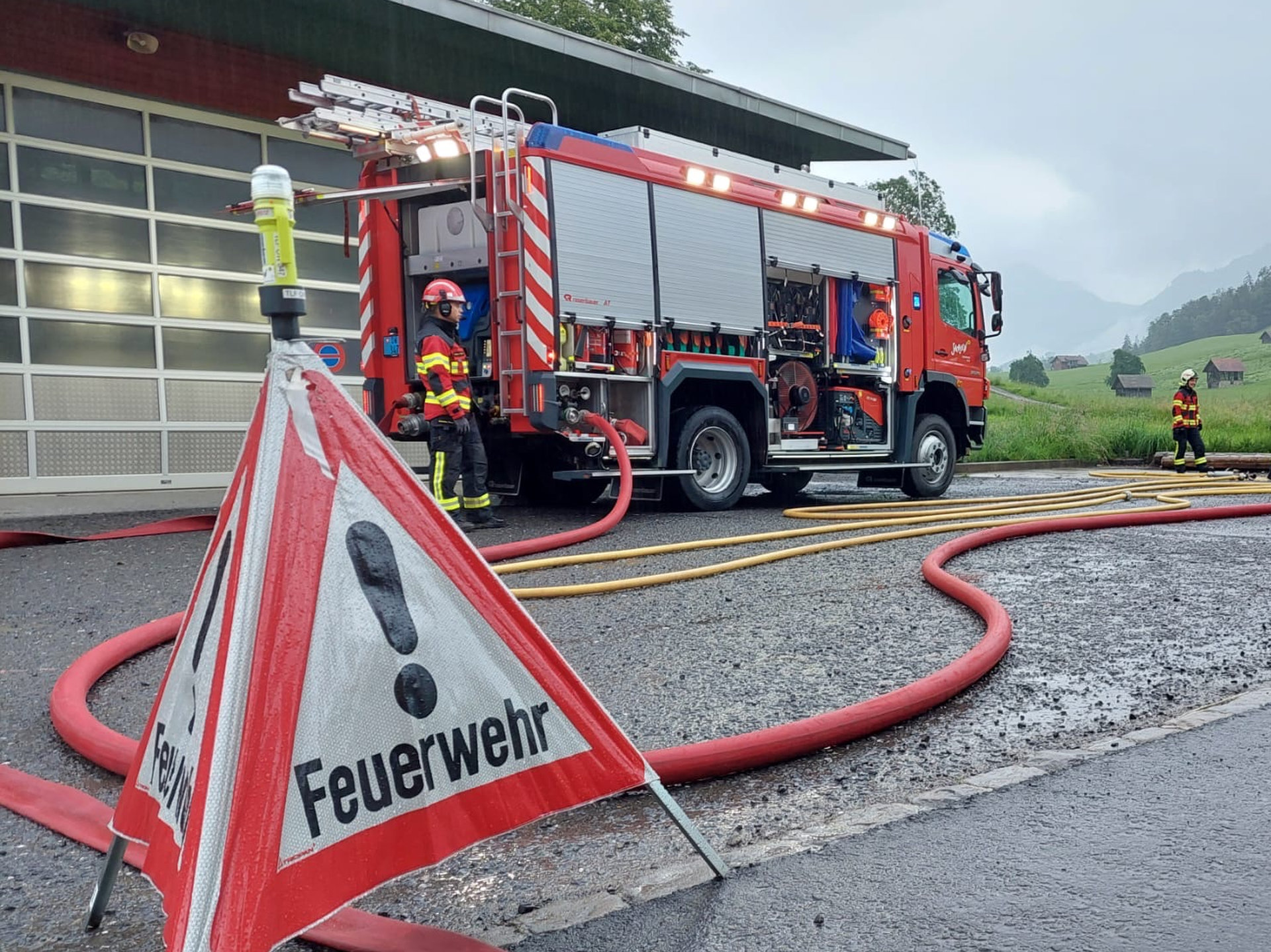 Tank-Lösch-Fahrzeug der Feuerwehr Sachseln bei einer Übung
