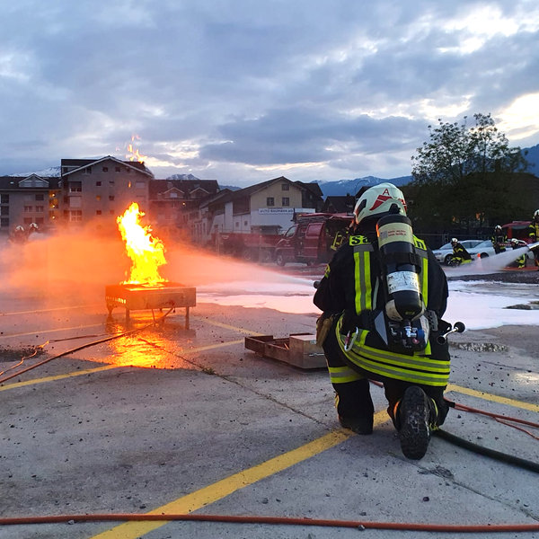 Atemschutz vor Brandsimulationsanlage