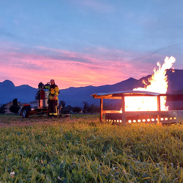 Brandsimulationsanlage im Abendrot