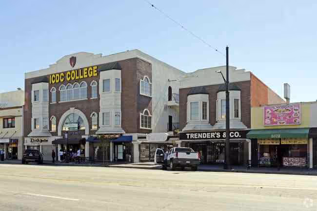 Office building at 6808-6820 Pacific Blvd, Huntington Park, CA