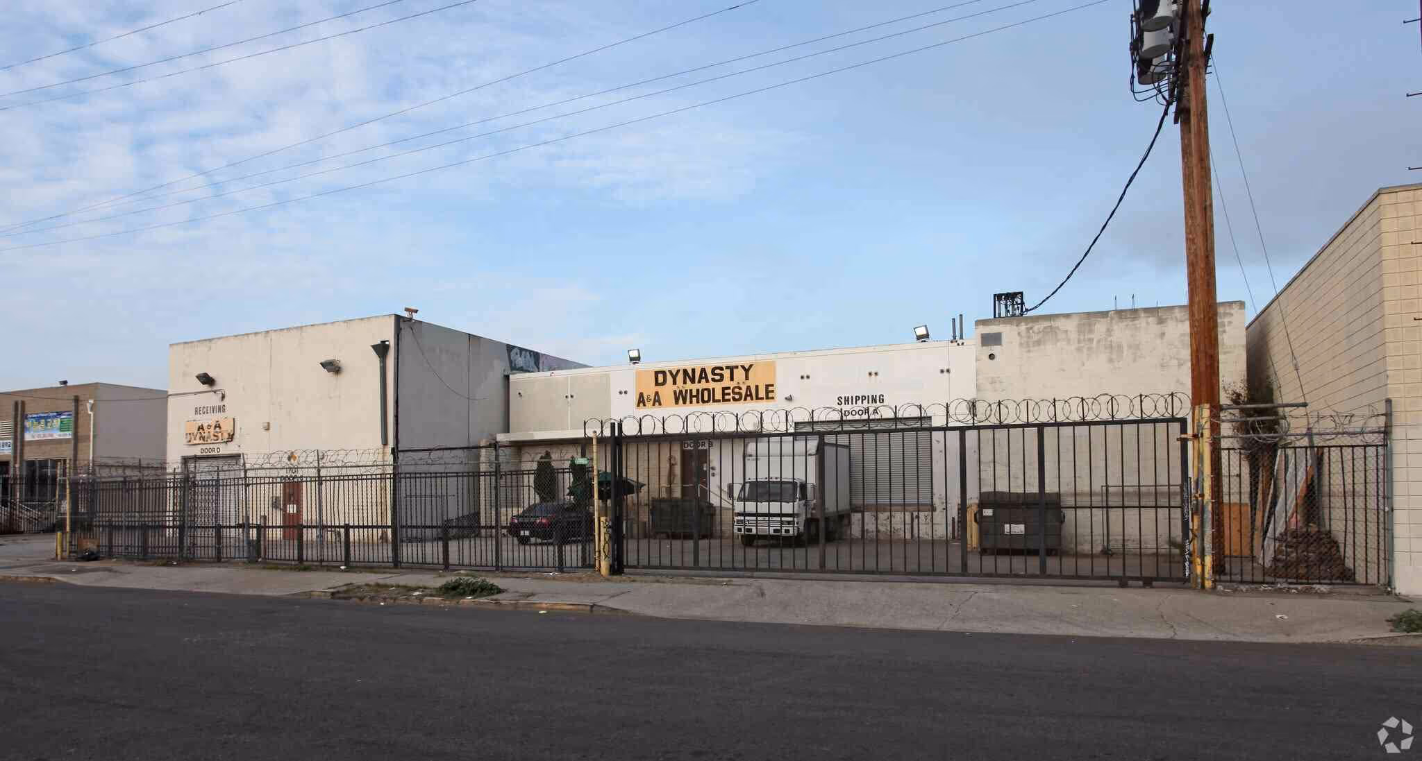 Industrial building at 1701 Wall St, Los Angeles, CA