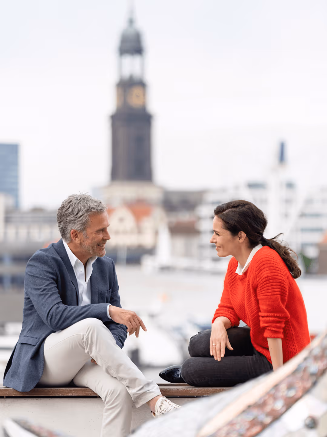 Ein Mann und einer Frau sitzen vor dem Wasser