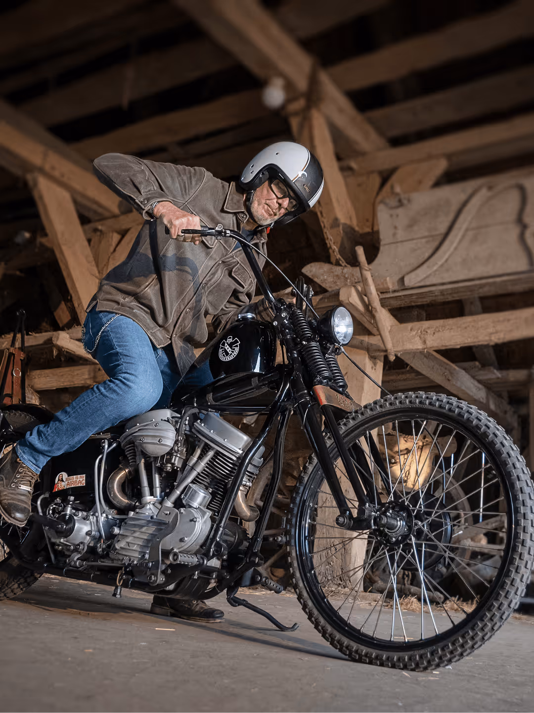 Ein Mann auf einem Motorrad