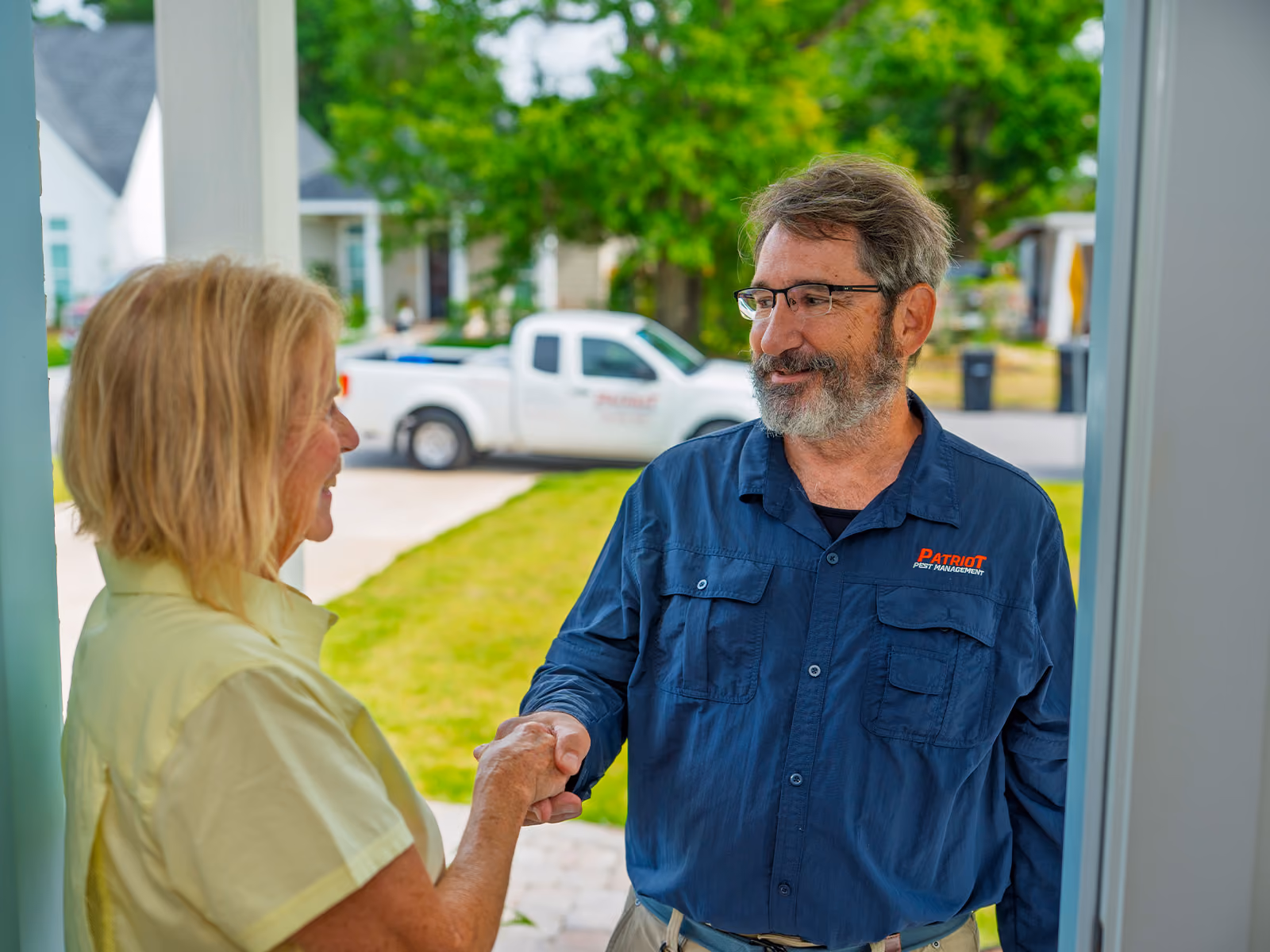 florida pest control tech greeting a homeowner