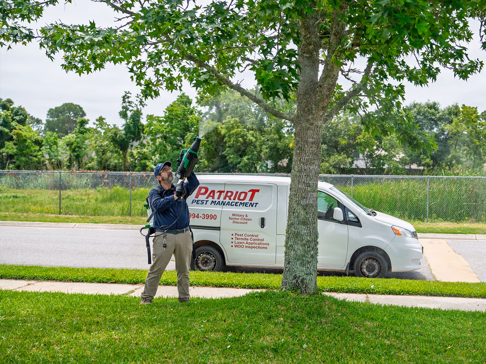 fl pest control tech treating a yard for mosquitoes
