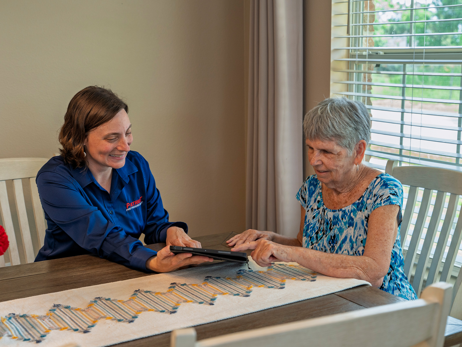 fl pest technician reviewing result with a customer