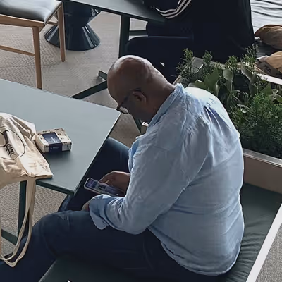 Expert Neovoxia concentré sur son travail dans un espace moderne