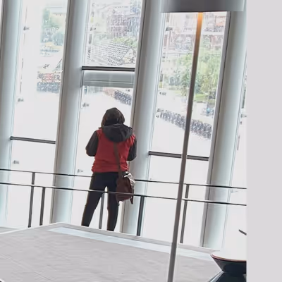 Consultant observant la ville depuis un immeuble moderne – Neovoxia