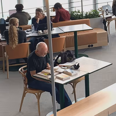 Experts au travail dans un espace de coworking ouvert – Neovoxia