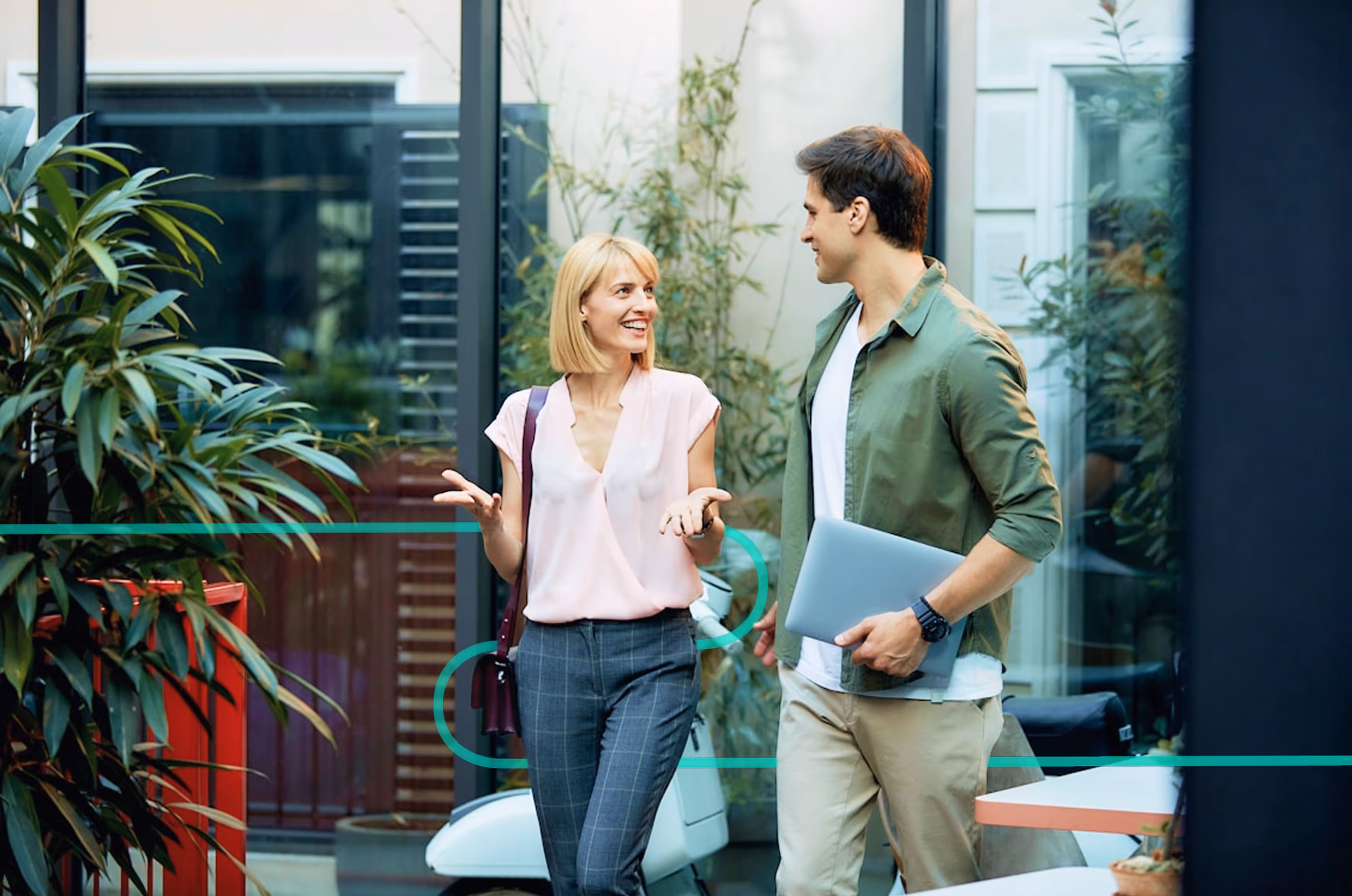 Deux collaborateurs Neovoxia échangeant en extérieur – offre de transition