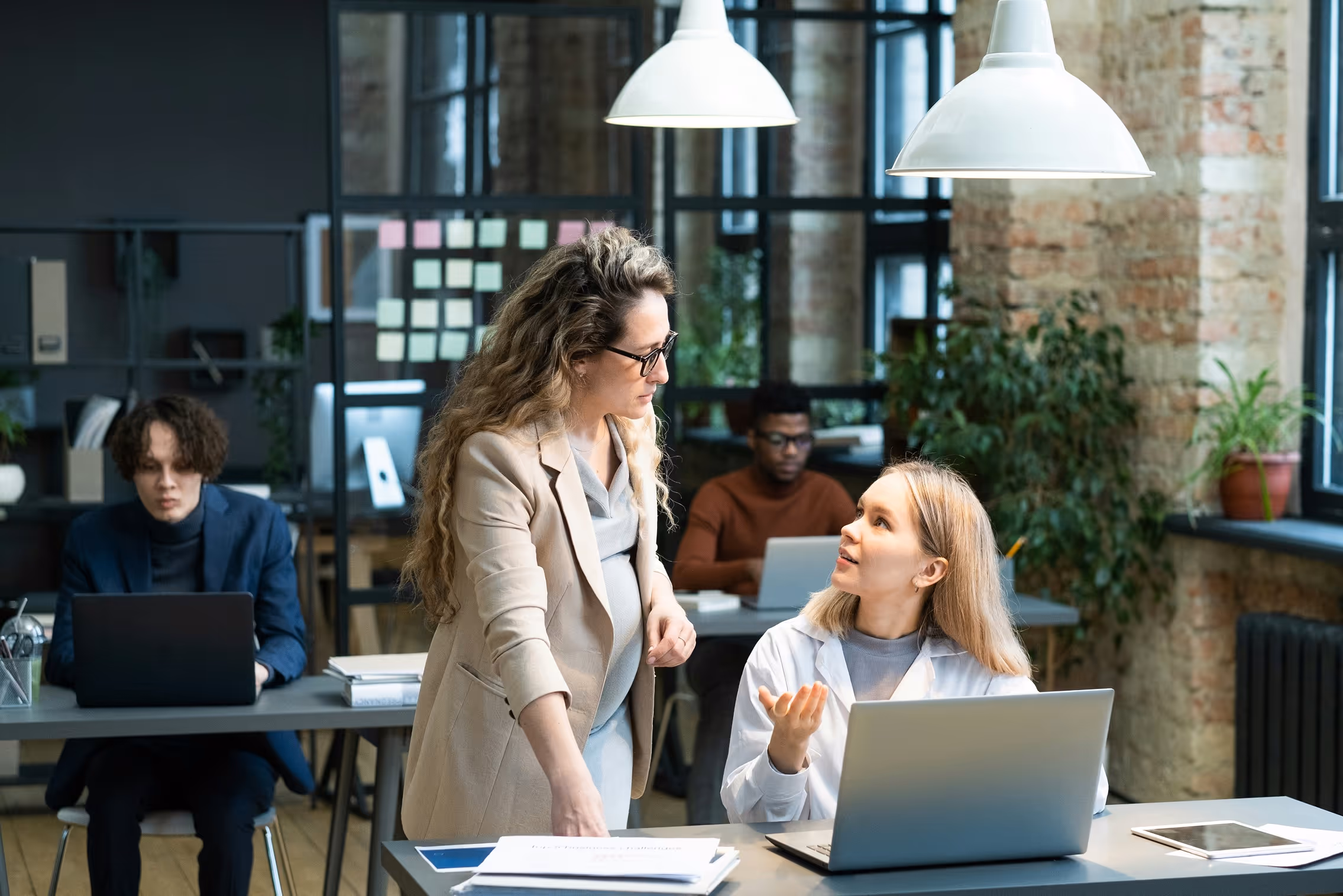 Manager et consultante en échange dans un open space – missions relais Neovoxia