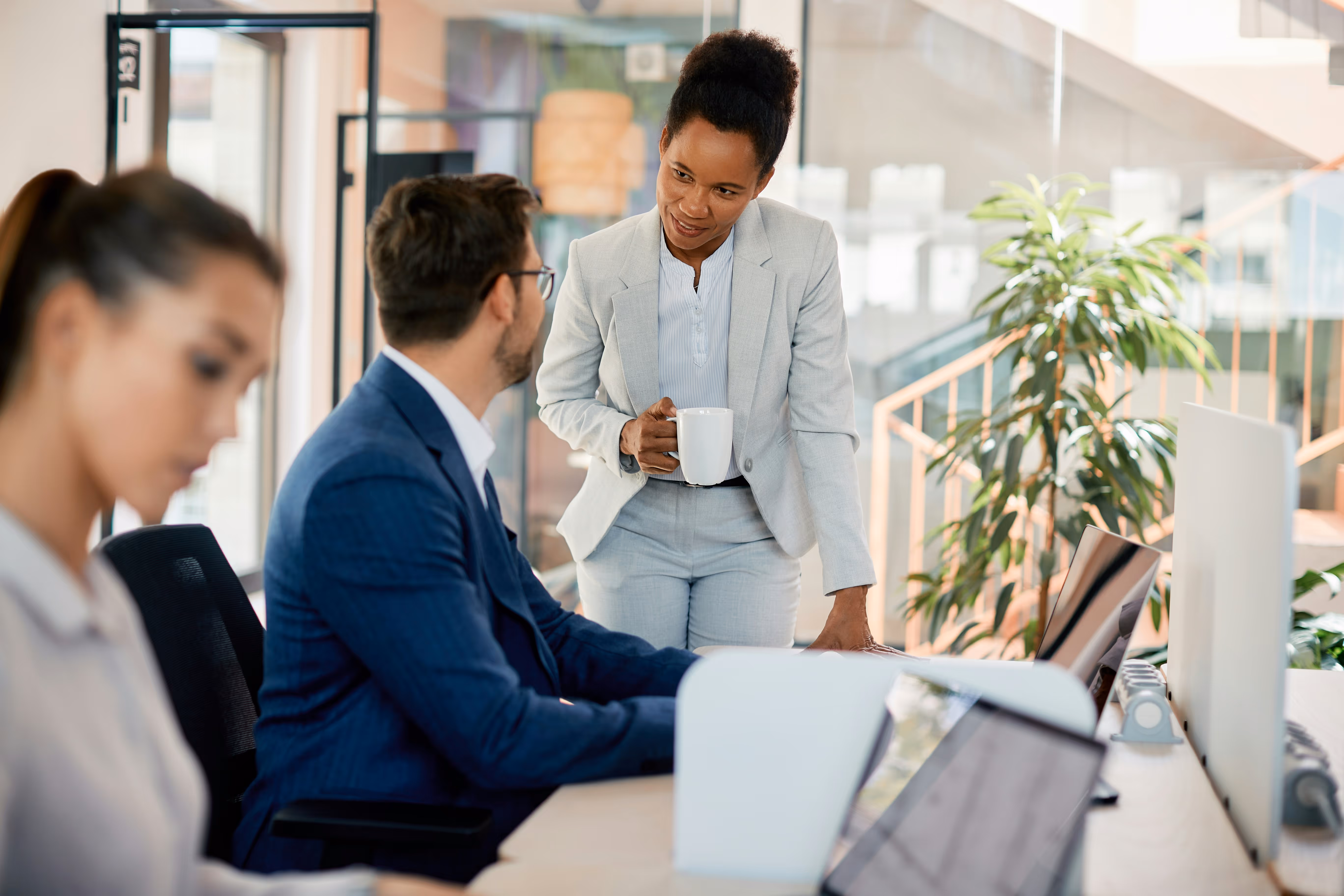 Manager Neovoxia en discussion avec son équipe – mode projet