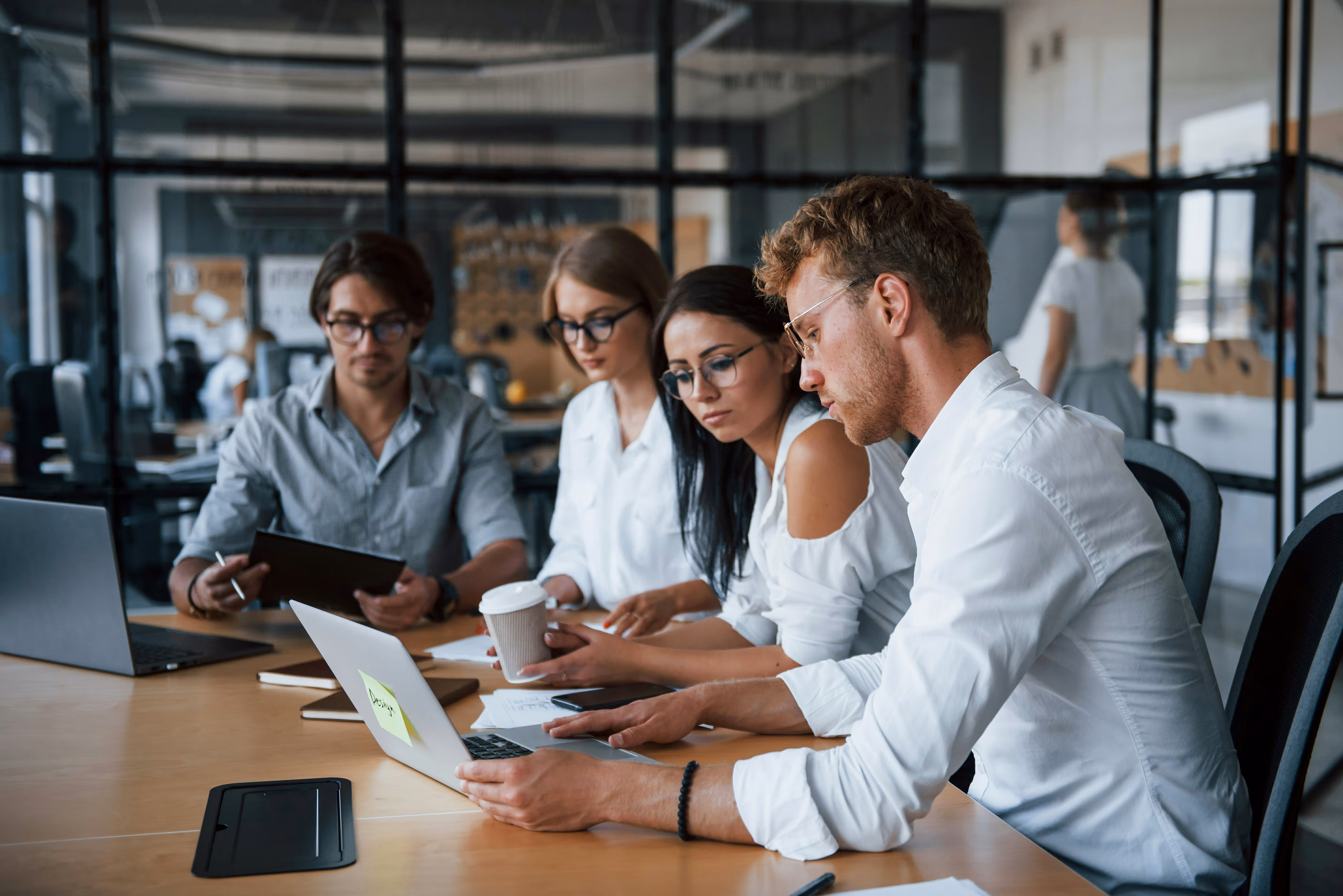 Équipe de consultants Neovoxia travaillant en open space – mode renfort