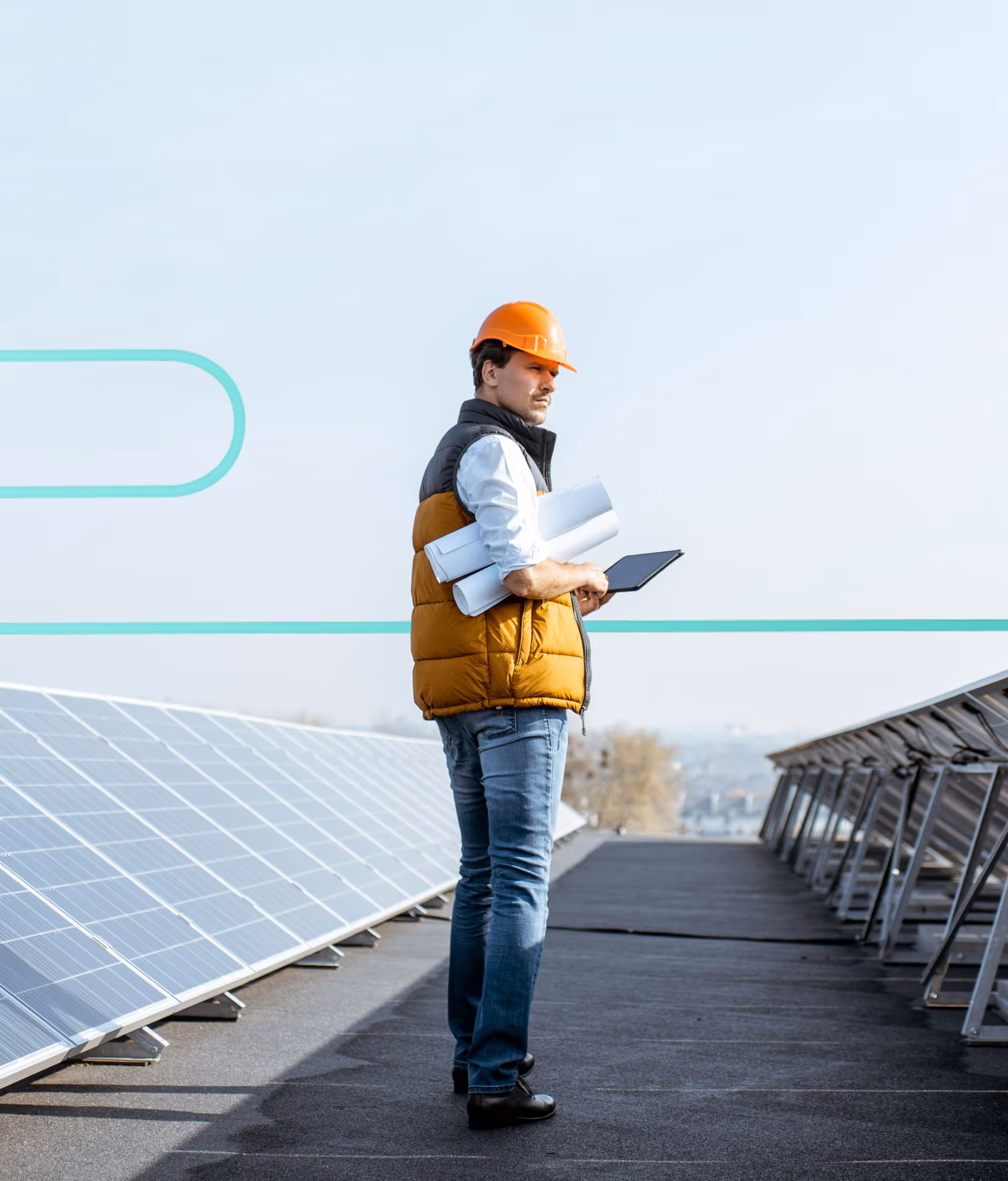 Ingénieur en casque de chantier inspectant une installation de panneaux solaires – Neovoxia