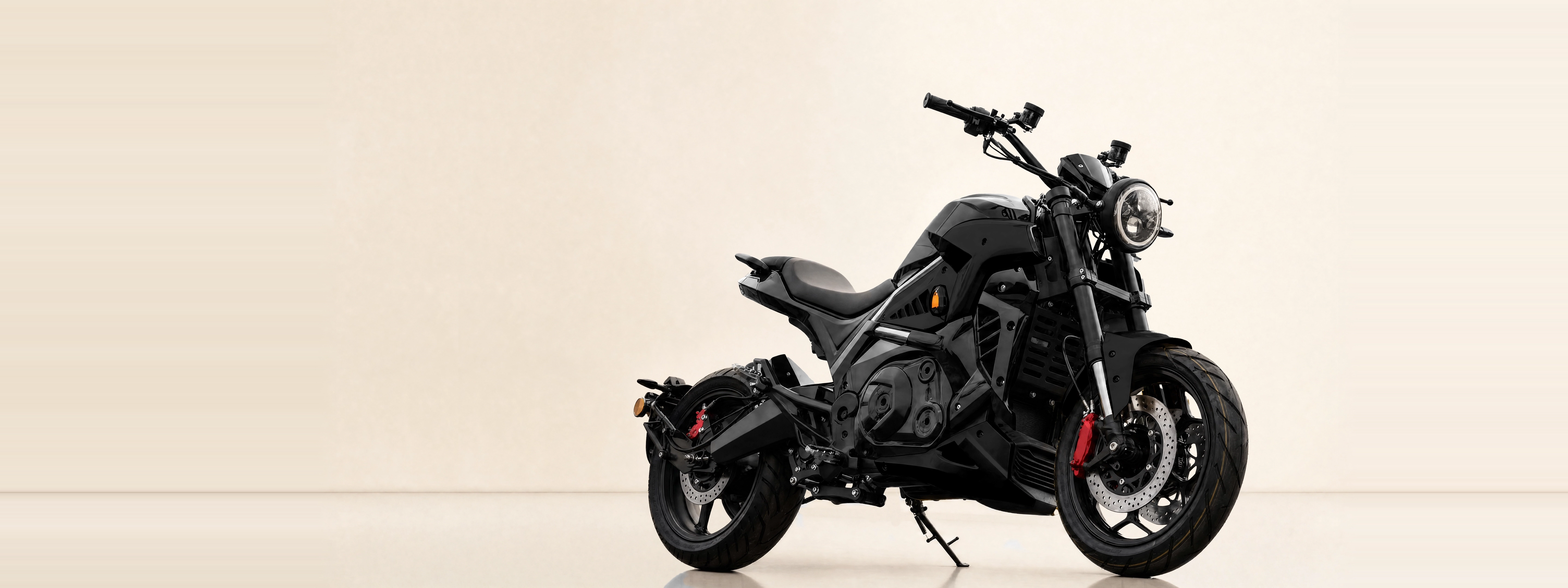 taranis de YAII MOTORS en color negro