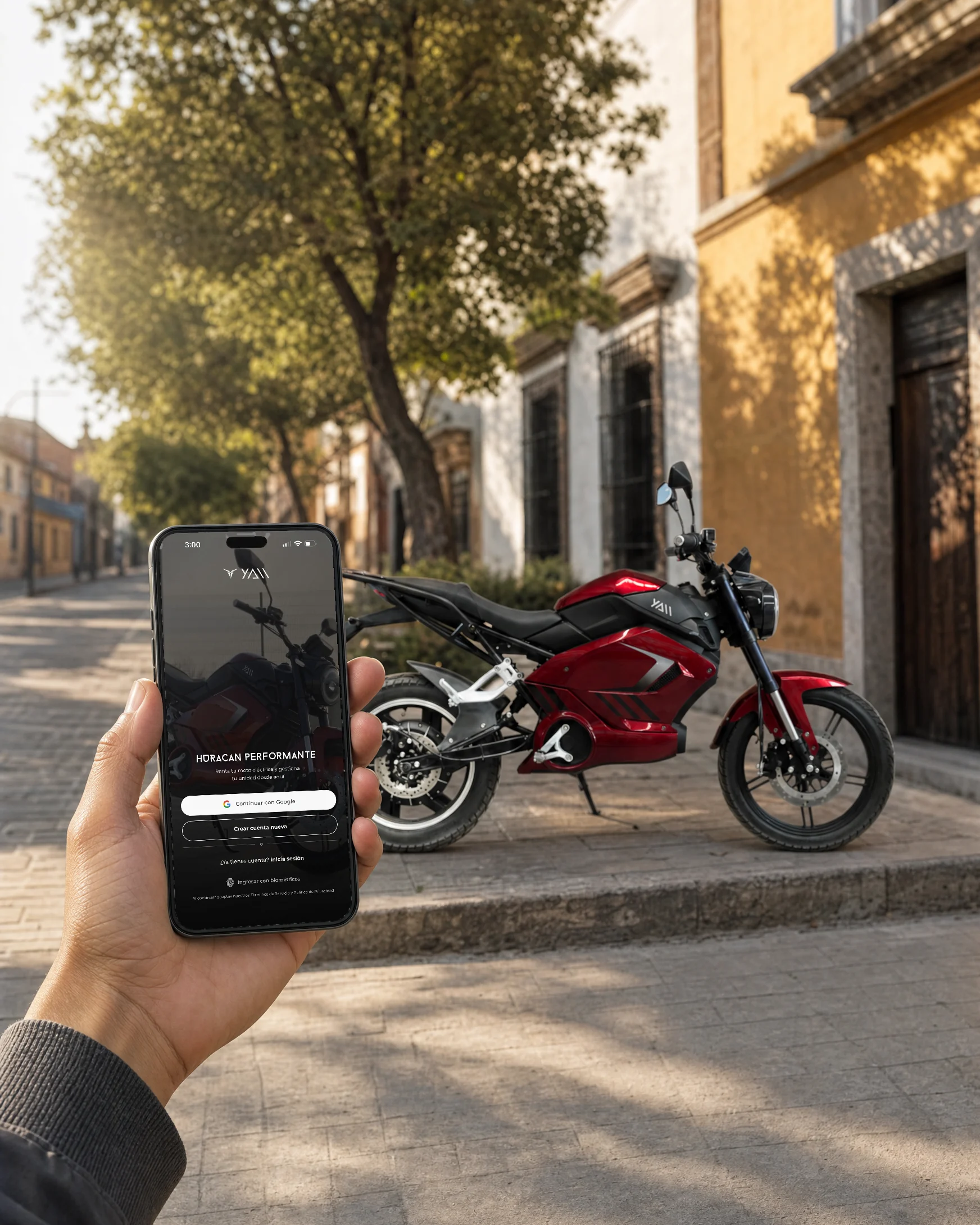 Repartidor con la app YAII en su teléfono y su huracán estacionada detrás