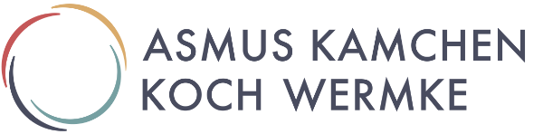 Farbiges halbkreisförmiges Logo neben dem Text Asmus Kamchen Koch Wermke.