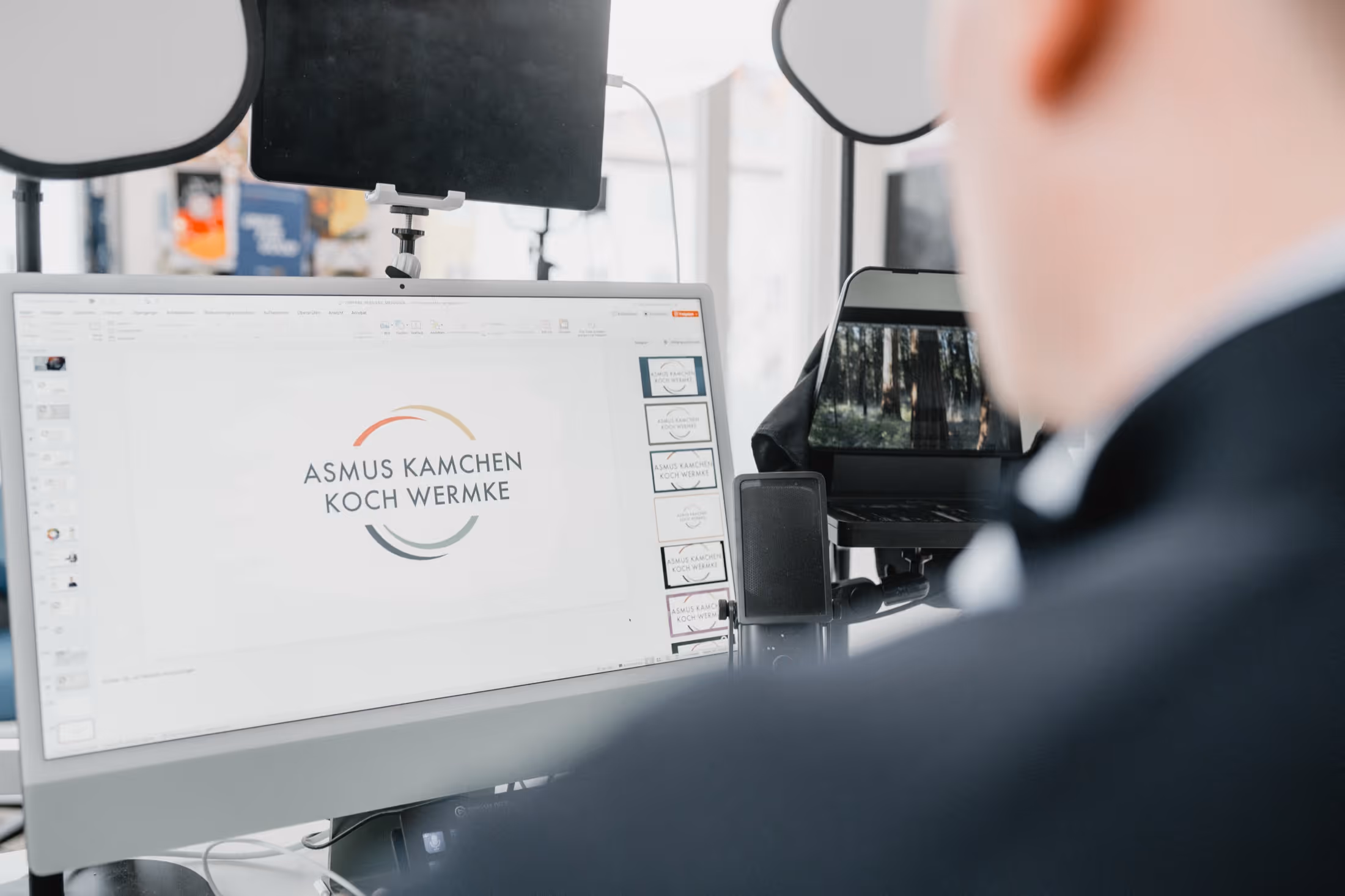 Person sitzt vor einem Computer mit einer Präsentation zum Thema Asmus Kamchen Koch Wermke.