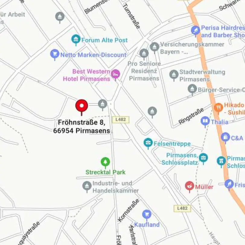 Kartenausschnitt zeigt Standort Fröhnstraße 8, 66954 Pirmasens mit umliegenden Geschäften und Parks.