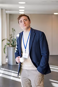 Porträtaufnahme von Gabriel Palacios mit Blick nach vorne.