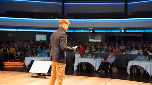 Gabriel Palacios auf der Bühne am Angstfrei-Kongress