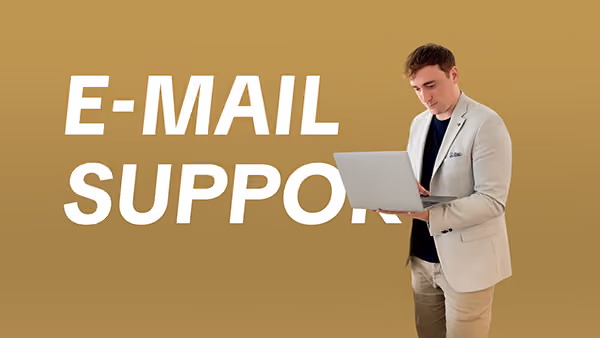 Mann in beigem Anzug hält Laptop vor braunem Hintergrund mit Text E-Mail-Support.