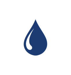 Goccia d'acqua blu con riflessi su sfondo bianco.