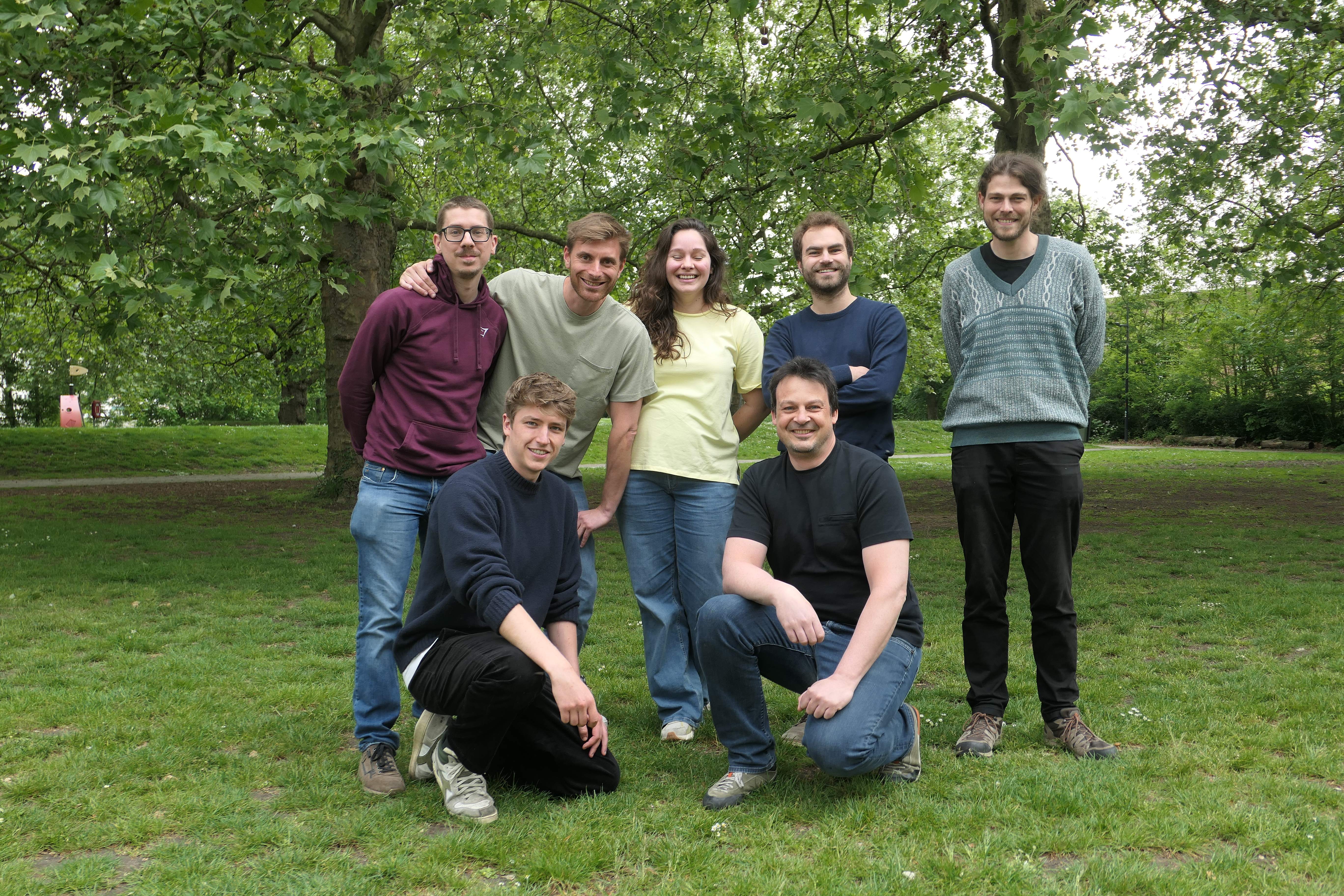 Het 2GROW team in een park onder een grote boom