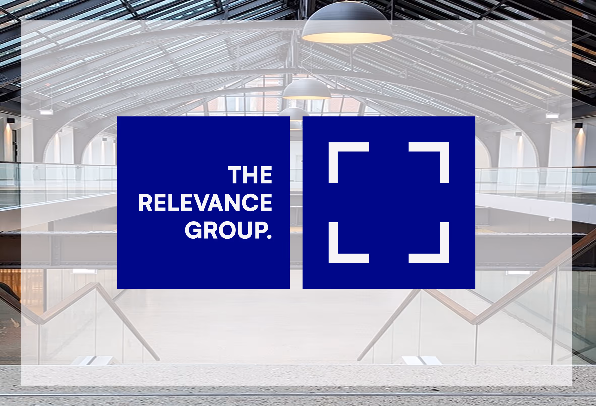Logo van The Relevance Group met witte tekst en een vierkant kader op blauwe achtergrond.
