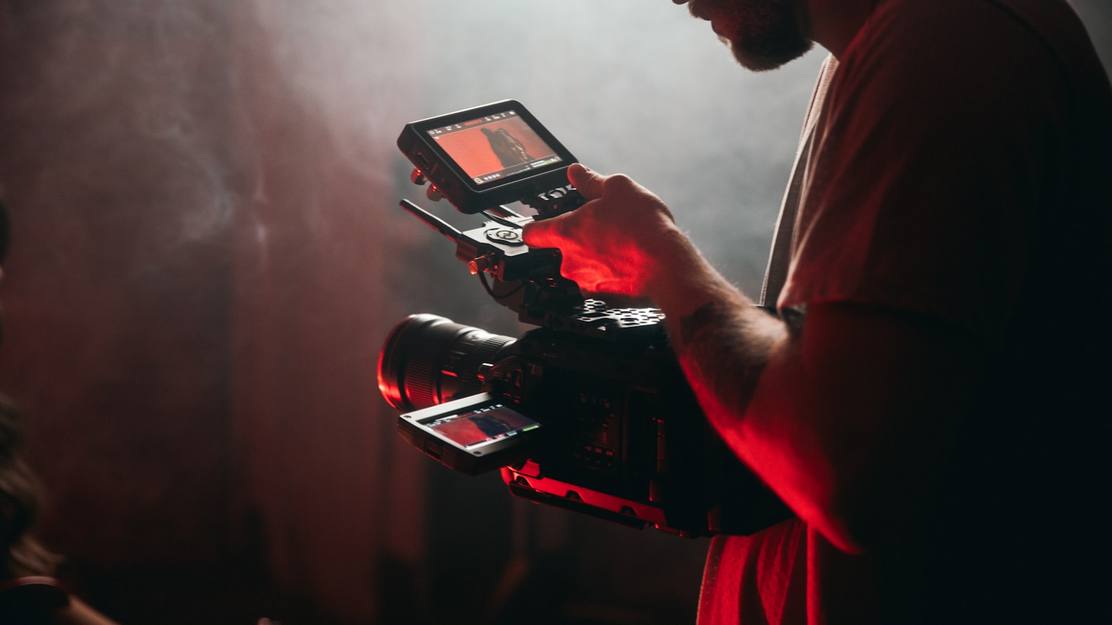 Créateur filmant avec une caméra vidéo à la main