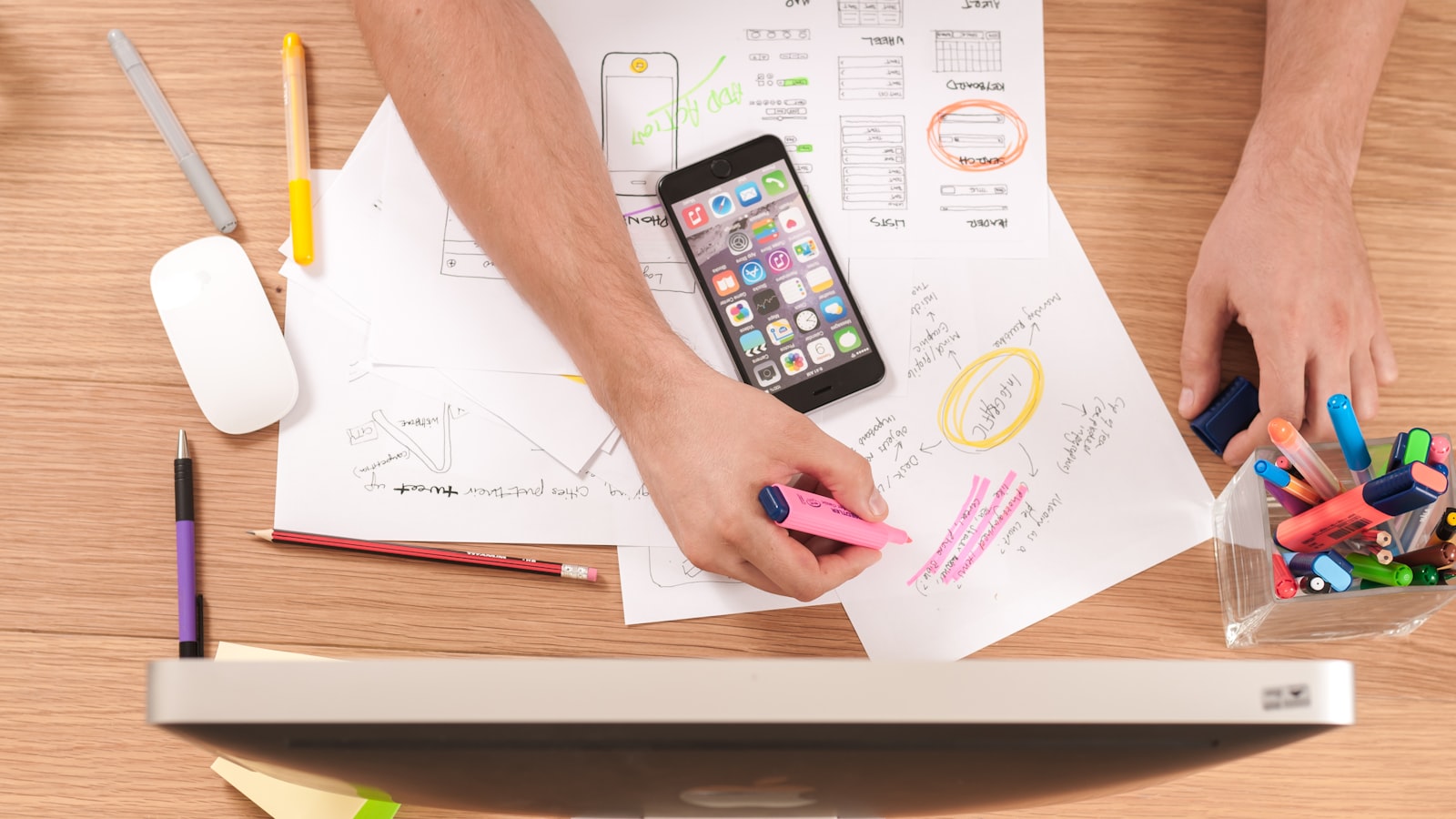 Main écrivant un plan de contenu sur une feuille