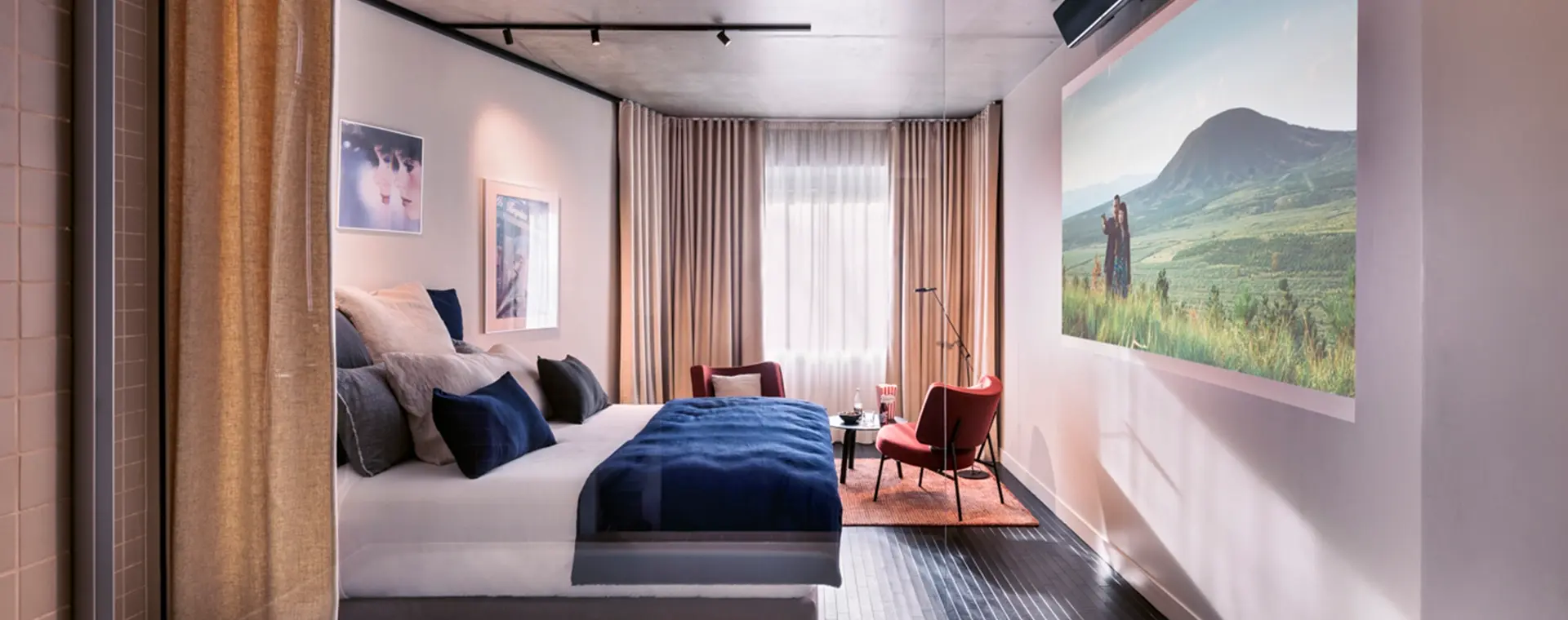 chambre avec écran et projecteur. Fenêtre avec petit coin salon