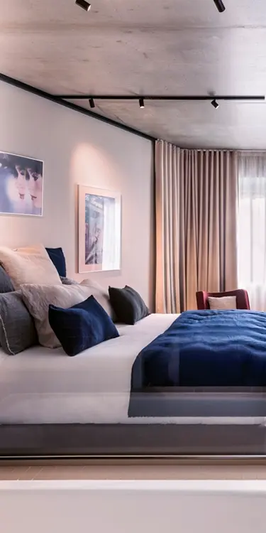 chambre avec écran et projecteur. Fenêtre avec petit coin salon