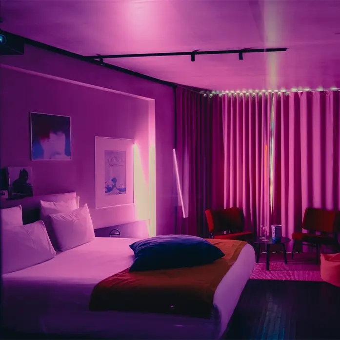 Chambre d'Hôtel-Cinéma avec cinéma privé pour une soirée insolite à Paris Nation