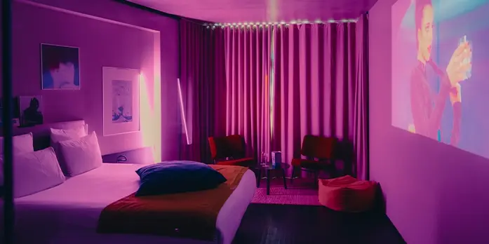 Chambre d'Hôtel-Cinéma avec cinéma privé pour une soirée insolite à Paris Nation