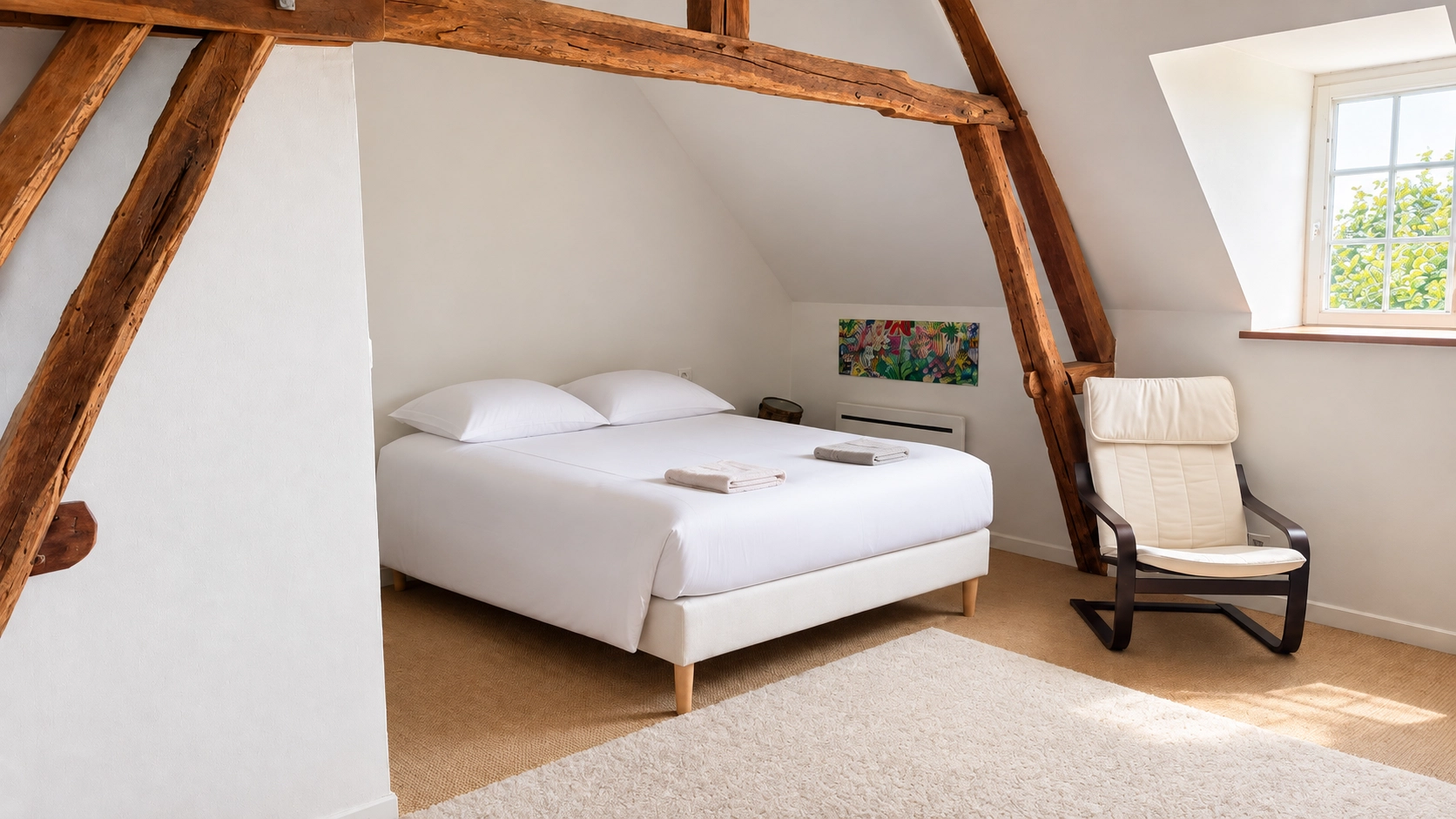 Chambre avec lit deux places, dans la Maison des Pommiers.