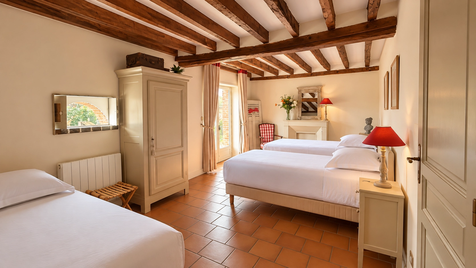 Bright room with 3 beds, in the Maison des Agrumes.