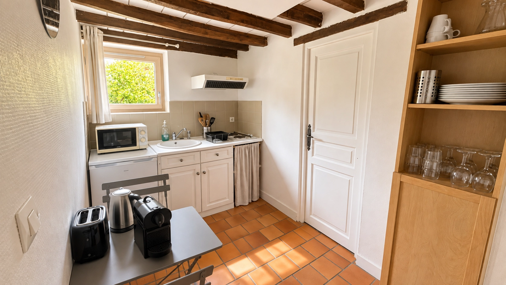 Cuisine équipée dans la Maison des Cerisiers.
