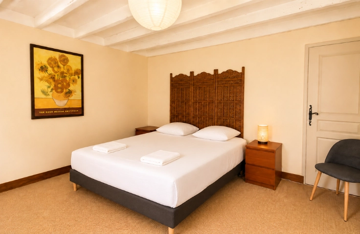 chambre lumineuse avec un lit deux places