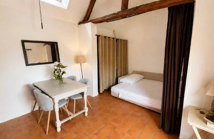 salon de la maison avec couchage